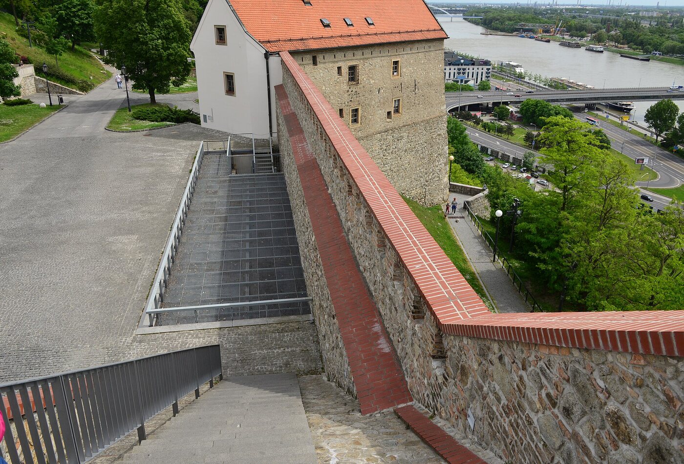 Bratislava как короткая rail stop между Vienna и Budapest