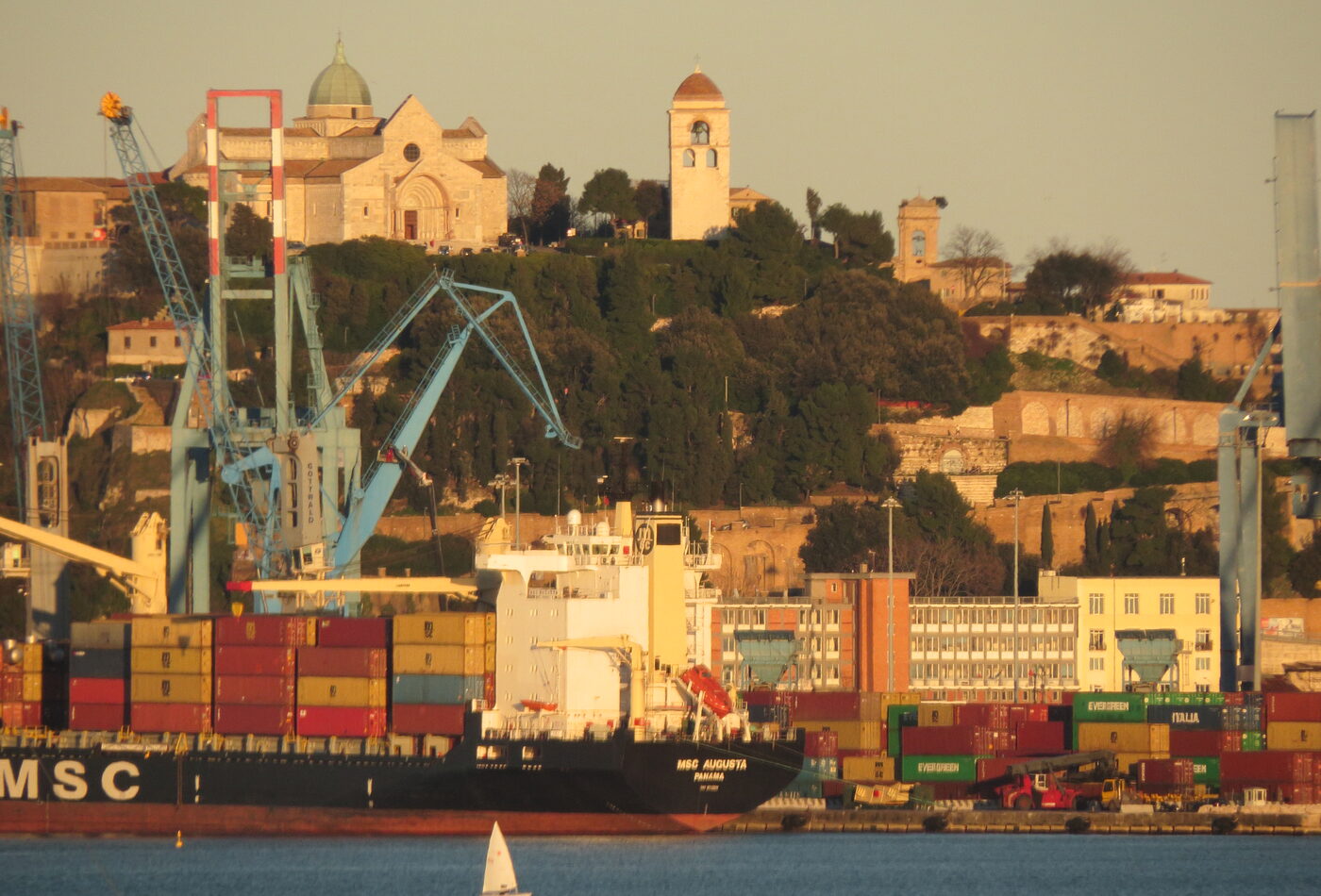 Ancona и old town над портом